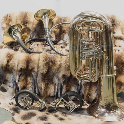 Rogi myśliwskie oraz Tuba ułożone na skórach z lisa